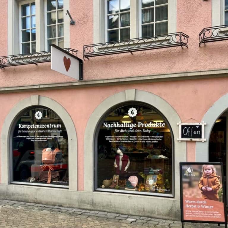 Außenansicht des Geschäfts Herz an Herz, einem lokalen Einzelhändler für nachhaltige Produkte und Partner von Paarzeit.