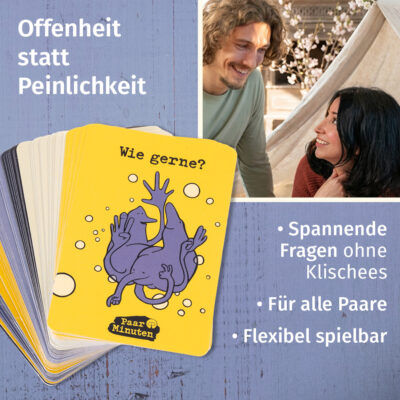 Paarzeit PaarMinuten Bettgeflüster Offenheit statt Peinlichkeit – Karten-Stapel mit purpurner Illustration von Fragen-Symbol auf Holzuntergrund