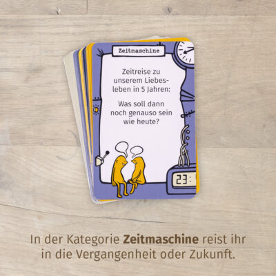 Paarzeit PaarMinuten Bettgeflüster Zeitmaschine Fragekarte – violette Karte mit Uhr-Rahmen, Text Zeitreise zu unserem Liebesleben in 5 Jahren und zwei illustrierten Figuren in Gelb zum Valentinstag