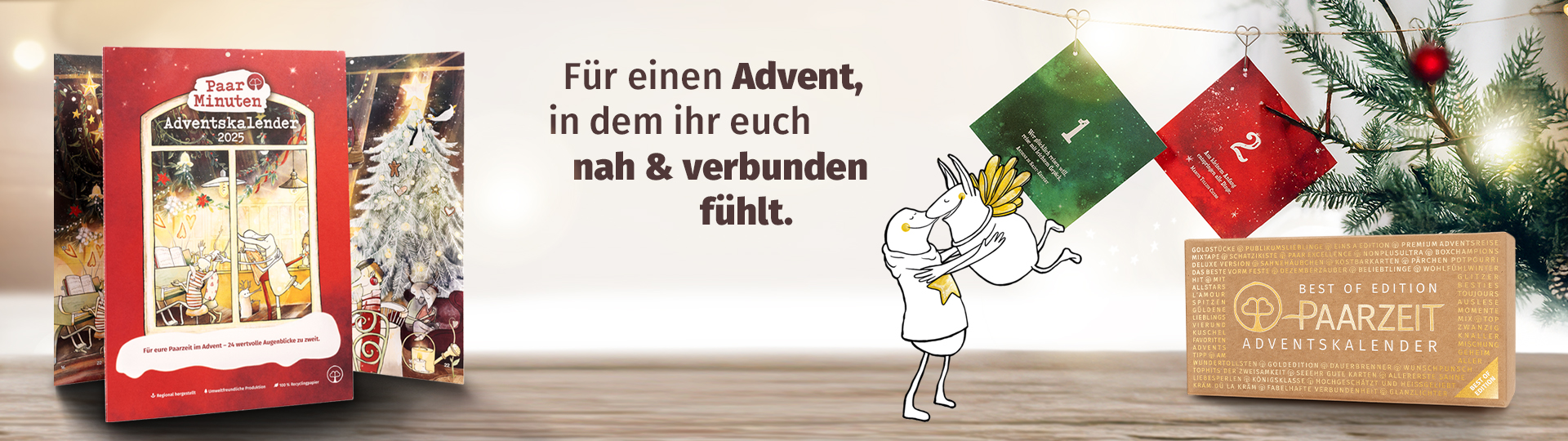 Illustration von Paarzeit-Adventskalendern: Links PaarMinuten Adventskalender 2025 mit weihnachtlichem Motiv, rechts ein geschmückter Tannenast mit aufgehängten Karten und einer goldenen Paarzeit-Box vom Paarzeit Adventskalender BEST OF EDITION. In der Mitte ein einander umarmendes gezeichnetes Paar. Darüber steht der Schriftzug „Für einen Advent, in dem ihr euch nah & verbunden fühlt.“