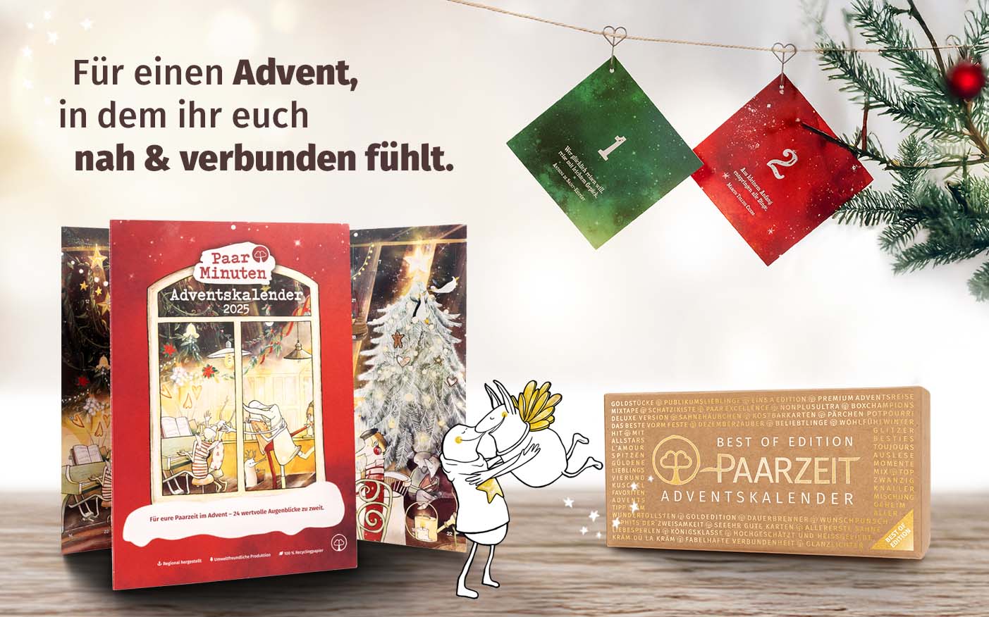 Illustration von Paarzeit-Adventskalendern: Links PaarMinuten Adventskalender 2025 mit weihnachtlichem Motiv, rechts ein geschmückter Tannenast mit aufgehängten Karten und einer goldenen Paarzeit-Box vom Paarzeit Adventskalender BEST OF EDITION. In der Mitte ein einander umarmendes gezeichnetes Paar. Darüber steht der Schriftzug „Für einen Advent, in dem ihr euch nah & verbunden fühlt.“