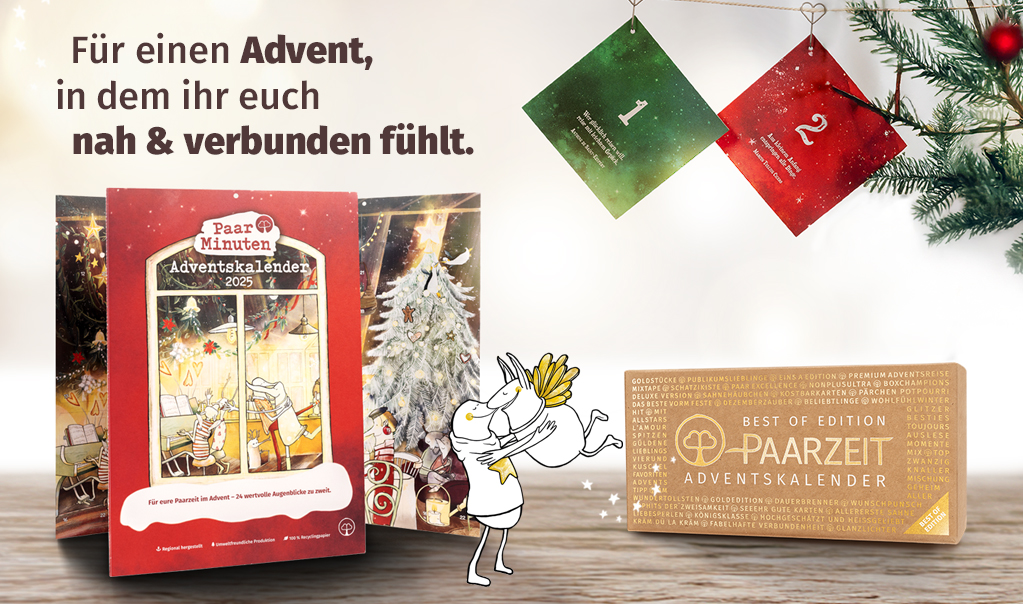 Illustration von Paarzeit-Adventskalendern: Links PaarMinuten Adventskalender 2025 mit weihnachtlichem Motiv, rechts ein geschmückter Tannenast mit aufgehängten Karten und einer goldenen Paarzeit-Box vom Paarzeit Adventskalender BEST OF EDITION. In der Mitte ein einander umarmendes gezeichnetes Paar. Darüber steht der Schriftzug „Für einen Advent, in dem ihr euch nah & verbunden fühlt.“