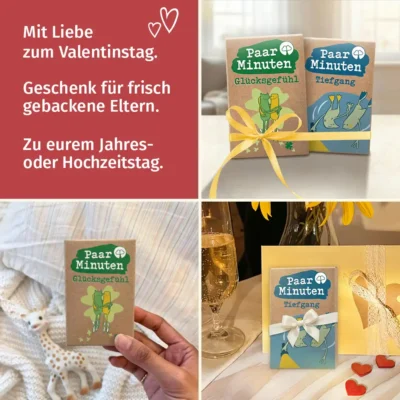 Paarzeit PaarMinuten Doppelpack Glücksgefühl und Tiefgang Geschenk Eltern – Mit Liebe zum Valentinstag, Geschenk für frisch gebackene Eltern, Zu eurem Jahrestag oder Hochzeitstag, zwei beige Kartenboxen mit gelbem Geschenkband, rote Rosenblätter, beige Sofa im unscharfen Hintergrund zum Valentinstag