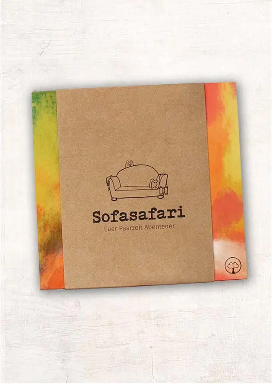 Paarzeit Sofasafari Erlebnisbox mit fünf Zuhause-Abenteuern für Paare. Für Zeit statt Zeug in eurer Beziehung.