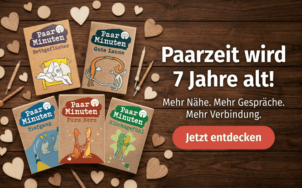 5 PaarMinuten Kartenspiele von Paarzeit zum 7. Geburtstag auf Holzhintergrund. Button: Jetzt entdecken.