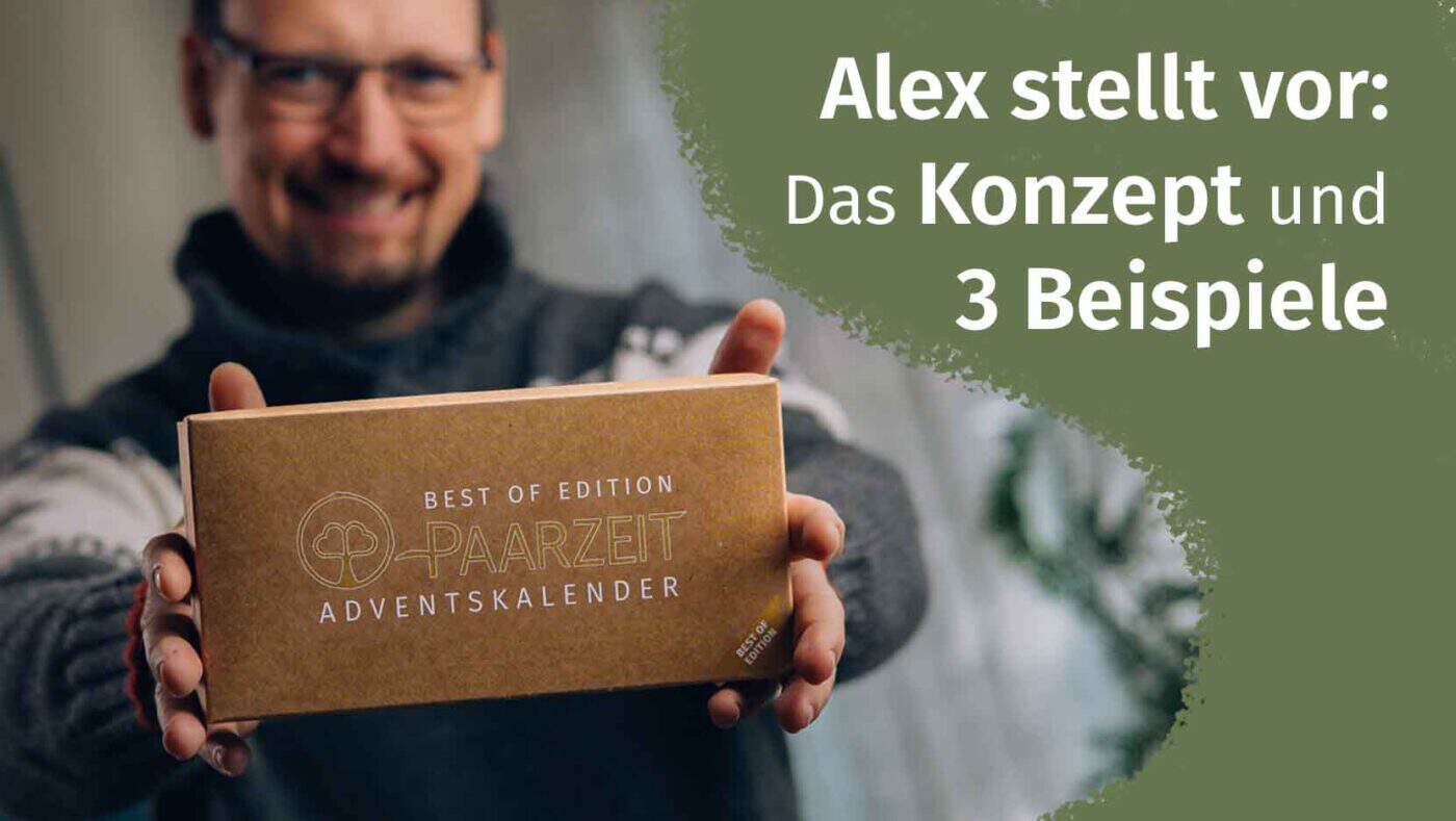 Gründer Alex streckt eine flache braune Kartonschachtel mit beiden Händen in die Kamera; sie füllt die Bildmitte und trägt eine helle Prägung mit dem Paarzeit-Logo. Alex selbst steht leicht unscharf dahinter, lächelt und trägt eine Brille und einen grauen Strickpullover. Rechts liegt eine grüne Farbfläche über dem Bild mit dem Text „Alex stellt vor: Das Konzept und 3 Beispiele“.