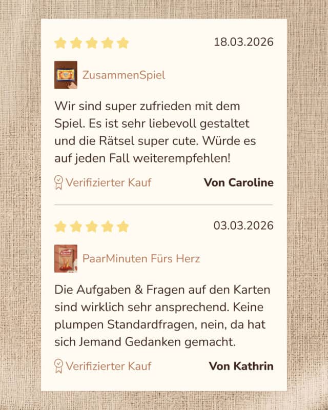 Grafik auf hellem Leinenstoff mit zwei Kundenbewertungen auf cremefarbenem Grund, jede mit fünf gelben Sternen, Datum, Produktbild und dem Hinweis „Verifizierter Kauf“. Oben, 18.03.2026, zum ZusammenSpiel: „Wir sind super zufrieden mit dem Spiel. Es ist sehr liebevoll gestaltet und die Rätsel super cute. Würde es auf jeden Fall weiterempfehlen!“ – Von Caroline. Unten, 03.03.2026, zu PaarMinuten Fürs Herz: „Die Aufgaben & Fragen auf den Karten sind wirklich sehr ansprechend. Keine plumpen Standardfragen, nein, da hat sich Jemand Gedanken gemacht.“ – Von Kathrin.