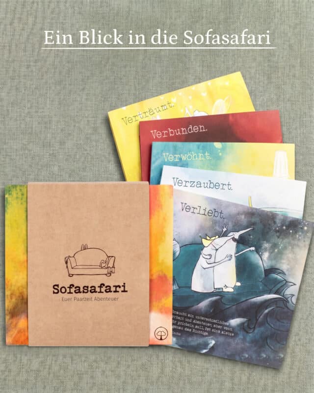 Das Sofasafari-Heft aus Kraftpapier liegt mit den fünf aufgefächerten Erlebnisumschlägen Verträumt, Verbunden, Verwöhnt, Verzaubert und Verliebt auf graugrünem Leinen