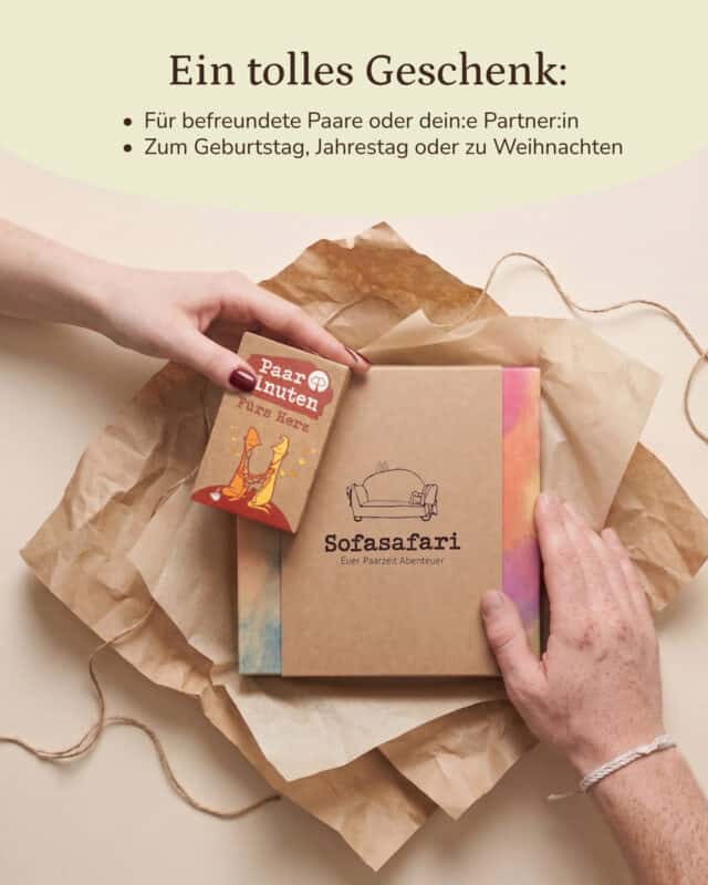 Aufsicht auf einen hellen Untergrund mit zerknittertem Packpapier und einer Paketschnur: In der Mitte liegt die Kraftpapier-Box der Sofasafari mit gezeichnetem Sofa auf dem Deckel, deren farbige Umschläge in Türkis, Rosa und Gelb seitlich hervorschauen. Darauf liegt die Schachtel PaarMinuten Fürs Herz mit der Illustration zweier orangeroter Figuren. Von links greift eine Hand mit rot lackierten Nägeln nach der kleinen Schachtel, von rechts hält eine zweite Hand mit geflochtenem Armband die Box. Eingeblendet: „Ein tolles Geschenk: Für befreundete Paare oder dein:e Partner:in. Zum Geburtstag, Jahrestag oder zu Weihnachten.“