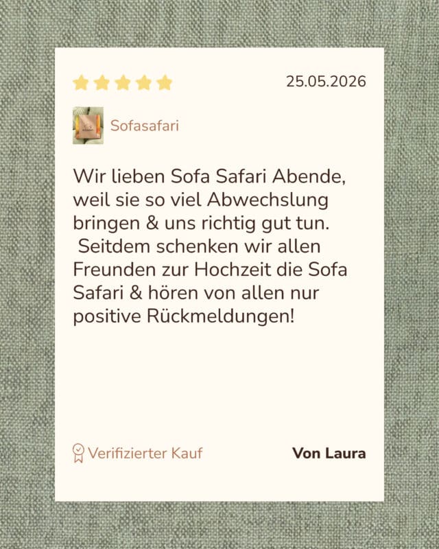 Grafik einer Kundenbewertung mit fünf gelben Sternen zur Sofasafari: „Wir lieben Sofa Safari Abende, weil sie so viel Abwechslung bringen & uns richtig gut tun.“ von Laura, verifizierter Kauf