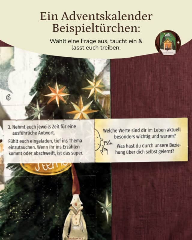 Auf dunkelrotem Leinen liegt der aufgeklappte PaarMinuten Adventskalender 2026 mit der illustrierten Kalenderfläche: verschneite Tannen, goldene Sterne und eine Wichtelfigur mit roter Mütze, links oben die Türchennummer 6. Quer darüber liegen zwei Papierstreifen – links der weiße Anleitungsstreifen „3. Nehmt euch jeweils Zeit für eine ausführliche Antwort. Fühlt euch eingeladen, tief ins Thema einzutauchen. Wenn ihr ins Erzählen kommt oder abschweift, ist das super.“, rechts der gelbe Fragestreifen mit einer gezeichneten Figur und dem Wort „Psst.“: „Welche Werte sind dir im Leben aktuell besonders wichtig und warum? Was hast du durch unsere Beziehung über dich selbst gelernt?“ Eingeblendet: „Ein Adventskalender Beispieltürchen: Wählt eine Frage aus, taucht ein & lasst euch treiben.“, oben rechts ein rundes Erkennungsbild des grünen Adventskalenders.