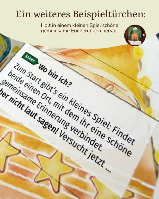 Schräge Nahaufnahme eines geöffneten Türchens des PaarMinuten Adventskalenders auf der orange-gelb illustrierten Kalenderfläche mit gemalten Sternen; auf dem Zettel steht „Start – Wo bin ich? Zum Start gibt’s ein kleines Spiel: Findet beide einen Ort, mit dem ihr eine schöne gemeinsame Erinnerung verbindet. Versucht jetzt … aber nicht laut sagen!“ Eingeblendet: „Ein weiteres Beispieltürchen: Holt in einem kleinen Spiel schöne gemeinsame Erinnerungen hervor.“, oben rechts ein rundes Erkennungsbild des grünen PaarMinuten Adventskalenders mit illustrierter Weihnachtsmarktbude.