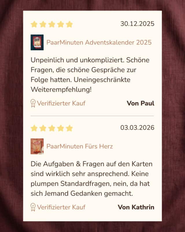Auf dunkelrotem Stoff liegt eine cremefarbene Karte mit zwei Kundenbewertungen, jeweils fünf gelbe Sterne und ein kleines Produktbild. Erste Bewertung vom 30.12.2025 zum PaarMinuten Adventskalender 2025: „Unpeinlich und unkompliziert. Schöne Fragen, die schöne Gespräche zur Folge hatten. Uneingeschränkte Weiterempfehlung!“ – Verifizierter Kauf, von Paul. Zweite Bewertung vom 03.03.2026 zu PaarMinuten Fürs Herz: „Die Aufgaben & Fragen auf den Karten sind wirklich sehr an-sprechend. Keine plumpen Standard-fragen, nein, da hat sich Jemand Gedanken gemacht.“ – Verifizierter Kauf, von Kathrin.