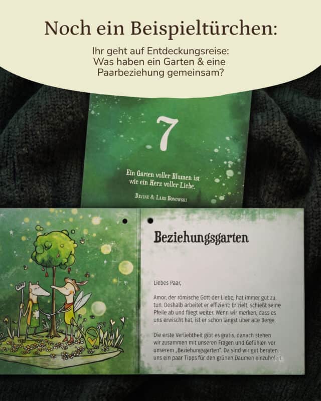 Grünes Kalenderkärtchen mit der Zahl 7 und einem Zitat von Davine und Lars Bonowski, darunter ein aufgeklapptes Heftchen mit der Illustration eines Paares beim Bäumepflanzen und dem Erlebnis „Beziehungsgarten“