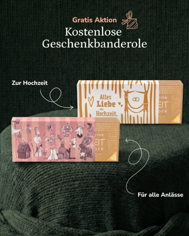 Zwei längliche Kraftpapier-Schachteln des Paarzeit Adventskalenders BEST OF EDITION liegen versetzt auf dunkelgrünem Strickstoff, jede mit einer anderen Geschenkbanderole umlegt. Hinten die weiße Banderole mit ockerfarbener Zeichnung: senkrechte Pinselstriche, Herzen, der Schriftzug „Alles Liebe zur Hochzeit.“ und zwei Figuren, die eine Girlande mit zwei Eheringen halten. Vorn die rosé-apricot gestreifte Banderole mit gezeichneten Winterfiguren – Lebkuchenhaus, Engel, Schaukelpferd, Schlittschuh, Hirsch und geflochtener Ziegenbock. Beide Schachteln zeigen rechts ihre goldene Prägung mit der Ecke „Best of Edition“. Eingeblendet oben, neben einem gezeichneten Geschenk-Symbol: „Gratis Aktion – Kostenlose Geschenkbanderole“; zwei geschwungene Pfeile beschriften die hintere Schachtel mit „Zur Hochzeit“ und die vordere mit „Für alle Anlässe“.