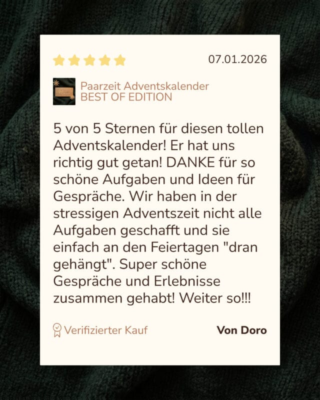 Grafik einer Kundenbewertung als cremefarbene Karte vor dunkelgrünem Strickstoff: oben fünf gelbe Sterne und das Datum 07.01.2026, darunter ein kleines Vorschaubild der Kraftpapier-Schachtel mit goldener Prägung neben dem Produktnamen „Paarzeit Adventskalender BEST OF EDITION“. Der Bewertungstext lautet: „5 von 5 Sternen für diesen tollen Adventskalender! Er hat uns richtig gut getan! DANKE für so schöne Aufgaben und Ideen für Gespräche. Wir haben in der stressigen Adventszeit nicht alle Aufgaben geschafft und sie einfach an den Feiertagen ‚dran gehängt‘. Super schöne Gespräche und Erlebnisse zusammen gehabt! Weiter so!!!“ Unten links „Verifizierter Kauf“ mit Siegel-Symbol, unten rechts „Von Doro“.