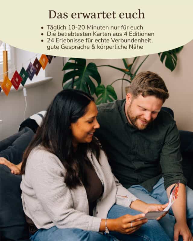Ein Paar sitzt eng nebeneinander auf einem dunkelblauen Sofa und liest gemeinsam ein Kalenderheftchen; im Hintergrund hängen die nummerierten Kalenderkärtchen als bunte Girlande, daneben eine Monstera. Eingeblendet: „Das erwartet euch: Stimmungsvolle Weihnachtsdekoration · Täglich 10-20 Minuten nur für euch · 24 Erlebnisse für echte Verbundenheit“