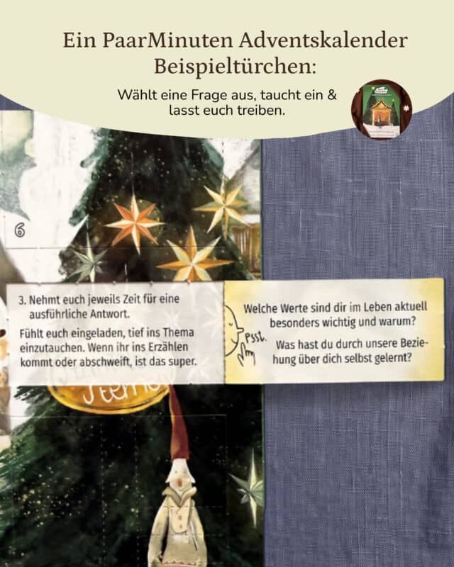 Auf blaugrauem Leinen liegt der aufgeklappte PaarMinuten Adventskalender 2026 mit der illustrierten Kalenderfläche: verschneite Tannen, goldene Sterne und eine Wichtelfigur mit roter Mütze, links oben die Türchennummer 6. Quer darüber liegen zwei Papierstreifen – links der weiße Anleitungsstreifen „3. Nehmt euch jeweils Zeit für eine ausführliche Antwort. Fühlt euch eingeladen, tief ins Thema einzutauchen. Wenn ihr ins Erzählen kommt oder abschweift, ist das super.“, rechts der gelbe Fragestreifen mit einer gezeichneten Figur und dem Wort „Psst.“: „Welche Werte sind dir im Leben aktuell besonders wichtig und warum? Was hast du durch unsere Beziehung über dich selbst gelernt?“ Eingeblendet: „Ein PaarMinuten Adventskalender Beispieltürchen: Wählt eine Frage aus, taucht ein & lasst euch treiben.“, oben rechts ein rundes Erkennungsbild des grünen Adventskalenders.