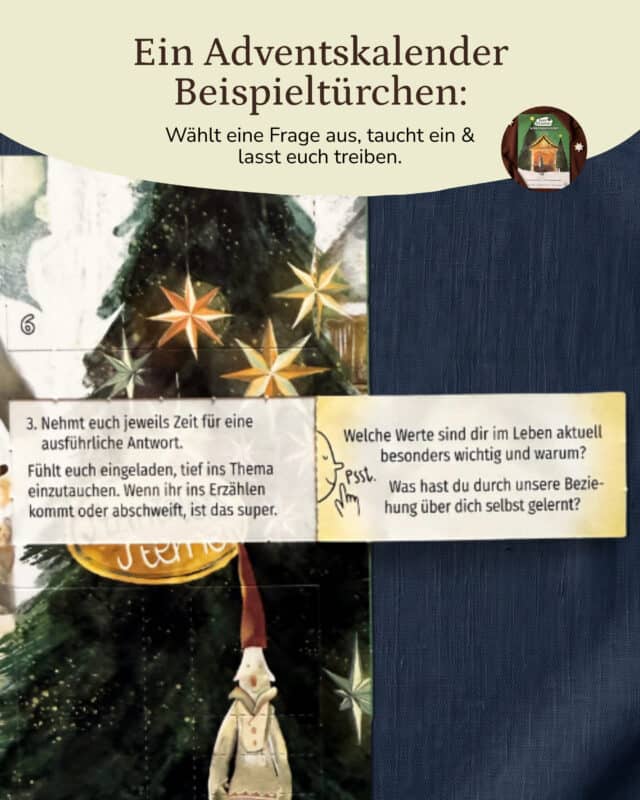 Auf dunkelblauem Stoff liegt der aufgeklappte PaarMinuten Adventskalender 2026 mit der illustrierten Kalenderfläche: verschneite Tannen, goldene Sterne und eine Wichtelfigur mit roter Mütze, links oben die Türchennummer 6. Quer darüber liegen zwei Papierstreifen – links der weiße Anleitungsstreifen „3. Nehmt euch jeweils Zeit für eine ausführliche Antwort. Fühlt euch eingeladen, tief ins Thema einzutauchen. Wenn ihr ins Erzählen kommt oder abschweift, ist das super.“, rechts der gelbe Fragestreifen mit einer gezeichneten Figur und dem Wort „Psst.“: „Welche Werte sind dir im Leben aktuell besonders wichtig und warum? Was hast du durch unsere Beziehung über dich selbst gelernt?“ Eingeblendet: „Ein Adventskalender Beispieltürchen: Wählt eine Frage aus, taucht ein & lasst euch treiben.“, oben rechts ein rundes Erkennungsbild des grünen Adventskalenders.