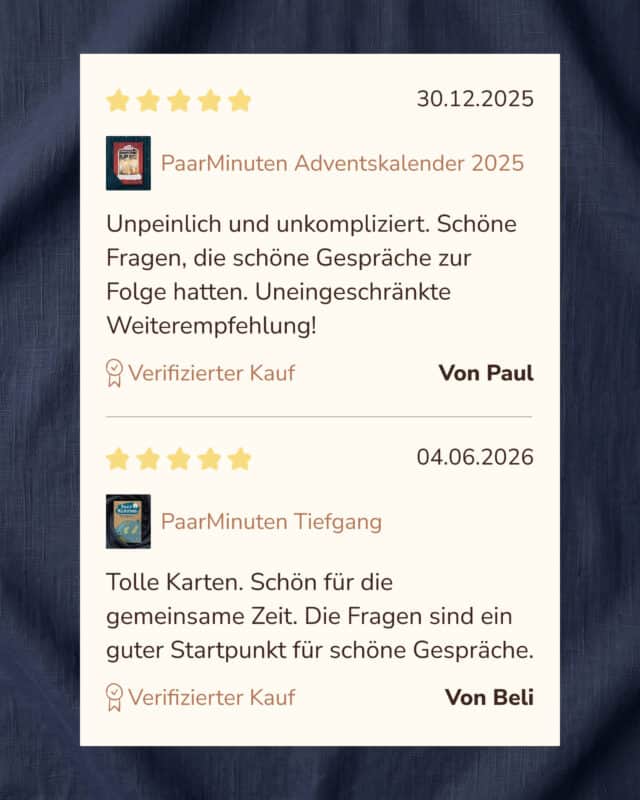 Grafik mit zwei Kundenbewertungen auf dunkelblauem Stoff, beide mit fünf gelben Sternen und dem Hinweis „Verifizierter Kauf“: Zum PaarMinuten Adventskalender 2025 schreibt Paul am 30.12.2025 „Unpeinlich und unkompliziert. Schöne Fragen, die schöne Gespräche zur Folge hatten. Uneingeschränkte Weiterempfehlung!“, zu PaarMinuten Tiefgang schreibt Beli am 04.06.2026 „Tolle Karten. Schön für die gemeinsame Zeit. Die Fragen sind ein guter Startpunkt für schöne Gespräche.“