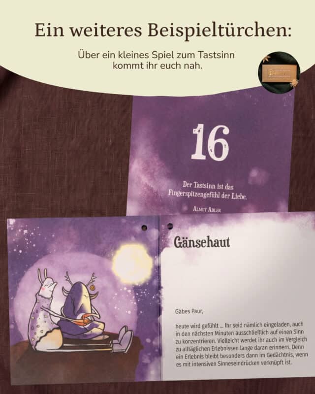 Auf dunkelbraunem Leinenstoff liegt eine violette Erlebniskarte des Paarzeit Adventskalenders BEST OF EDITION mit der großen Zahl 16 und dem Zitat „Der Tastsinn ist das Fingerspitzengefühl der Liebe.“ von Almut Adler; darunter liegt die aufgeklappte Karte mit der Überschrift „Gänsehaut“ und der Illustration zweier Figuren mit Geweih, die dicht nebeneinander auf einem Schlitten unter einem leuchtenden Mond sitzen. Darüber eingeblendet: „Ein weiteres Beispieltürchen: Über ein kleines Spiel zum Tastsinn kommt ihr euch nah.“, oben rechts ein rundes Erkennungsbild der Kraftpapier-Schachtel der BEST OF EDITION mit goldener Prägung zwischen goldenen Strohsternen.