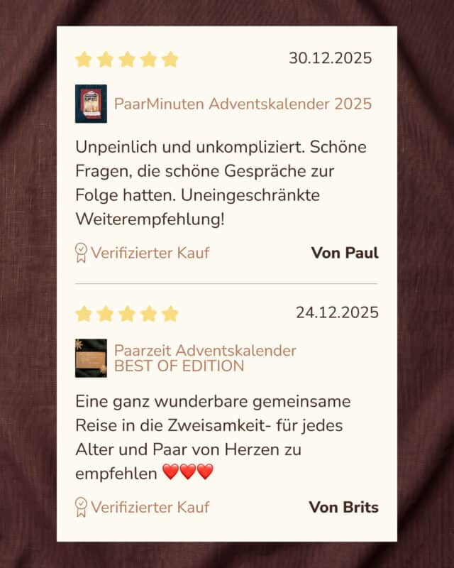 Auf dunkelbraunem Stoff liegt eine cremefarbene Karte mit zwei Kundenbewertungen, jeweils fünf gelbe Sterne, ein kleines Produktbild und der Hinweis „Verifizierter Kauf“. Erste Bewertung vom 30.12.2025 zum PaarMinuten Adventskalender 2025: „Unpeinlich und unkompliziert. Schöne Fragen, die schöne Gespräche zur Folge hatten. Uneingeschränkte Weiterempfehlung!“ – von Paul. Zweite Bewertung vom 24.12.2025 zum Paarzeit Adventskalender BEST OF EDITION: „Eine ganz wunderbare gemeinsame Reise in die Zweisamkeit- für jedes Alter und Paar von Herzen zu empfehlen ❤❤❤“ – von Brits.
