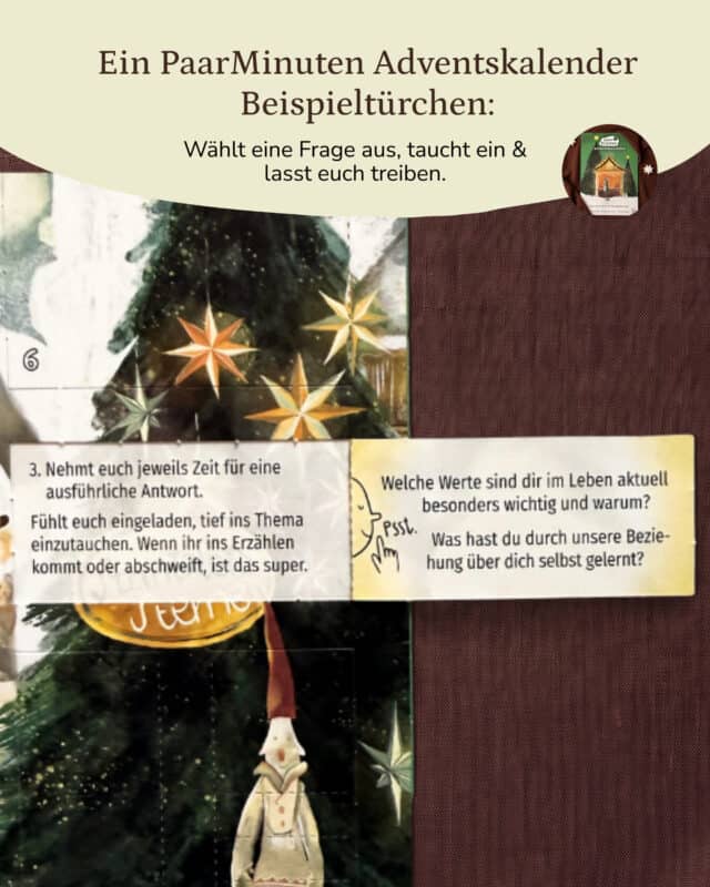 Auf dunkelbraunem Leinenstoff liegt der aufgeklappte PaarMinuten Adventskalender 2026 mit der illustrierten Kalenderfläche: verschneite Tannen, goldene Sterne und eine Wichtelfigur mit roter Mütze, links oben die Türchennummer 6. Quer darüber liegen zwei Papierstreifen – links der weiße Anleitungsstreifen „3. Nehmt euch jeweils Zeit für eine ausführliche Antwort. Fühlt euch eingeladen, tief ins Thema einzutauchen. Wenn ihr ins Erzählen kommt oder abschweift, ist das super.“, rechts der gelbe Fragestreifen mit einer gezeichneten Figur und dem Wort „Psst.“: „Welche Werte sind dir im Leben aktuell besonders wichtig und warum? Was hast du durch unsere Beziehung über dich selbst gelernt?“ Eingeblendet: „Ein PaarMinuten Adventskalender Beispieltürchen: Wählt eine Frage aus, taucht ein & lasst euch treiben.“, oben rechts ein rundes Erkennungsbild des grünen Adventskalenders.