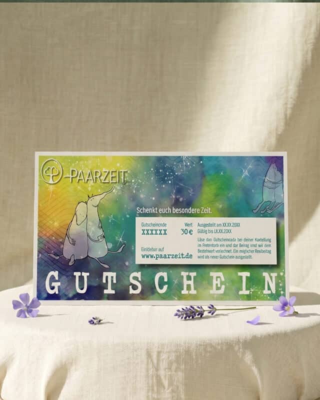 Paarzeit Geschenkgutschein in Aquarelloptik mit dem Schriftzug Gutschein, auf hellem Leinen zwischen Lavendel und Veilchenblüten