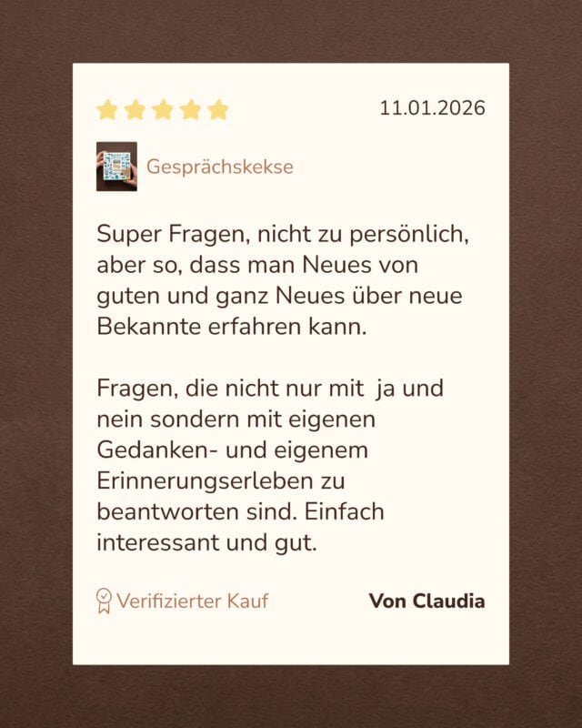Grafik einer Kundenbewertung mit fünf gelben Sternen zu den Gesprächskeksen: „Super Fragen, nicht zu persönlich, aber so, dass man Neues von guten und ganz Neues über neue Bekannte erfahren kann.“ von Claudia, verifizierter Kauf