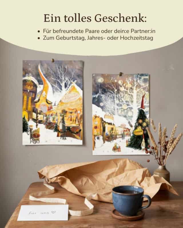 Beide Hälften des PaarMinuten Adventskalenders 2026 hängen nebeneinander an einer grauen Wand und zeigen die illustrierte Weihnachtsmarktszene im Schnee; darunter steht ein Holztisch mit aufgeschlagenem Kraftpapier, Kordel, einer blauen Tasse, Trockengräsern in einer Vase und einem Kärtchen mit der Handschrift „für uns“. Eingeblendet: „Ein tolles Geschenk: Für befreundete Paare oder dein:e Partner:in · Zum Geburtstag, Jahres- oder Hochzeitstag“