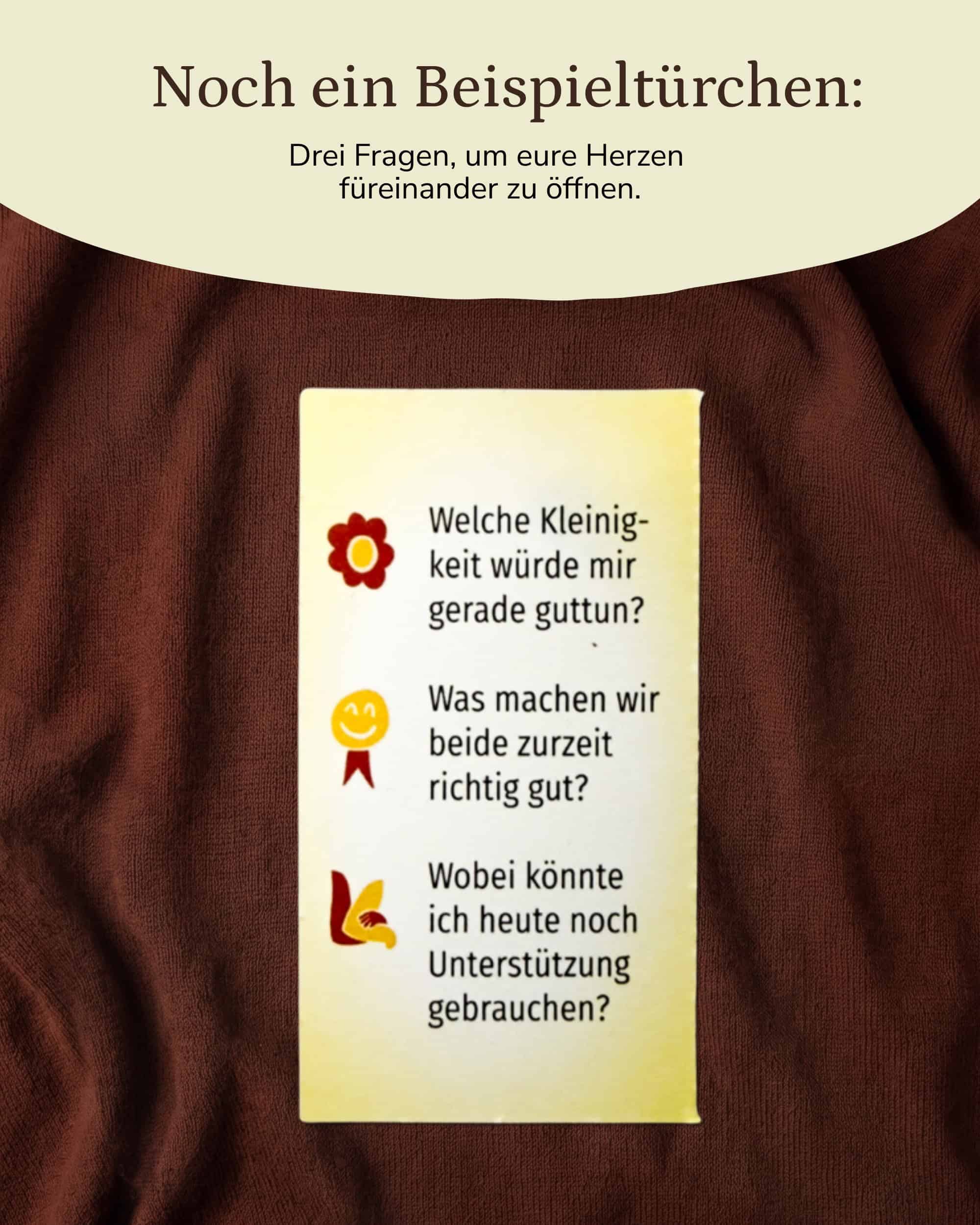 Ein gelbes Kärtchen aus dem PaarMinuten Adventskalender 2026 mit drei Fragen: „Welche Kleinigkeit würde mir gerade guttun?“, „Was machen wir beide zurzeit richtig gut?“ und „Wobei könnte ich heute noch Unterstützung gebrauchen?“
