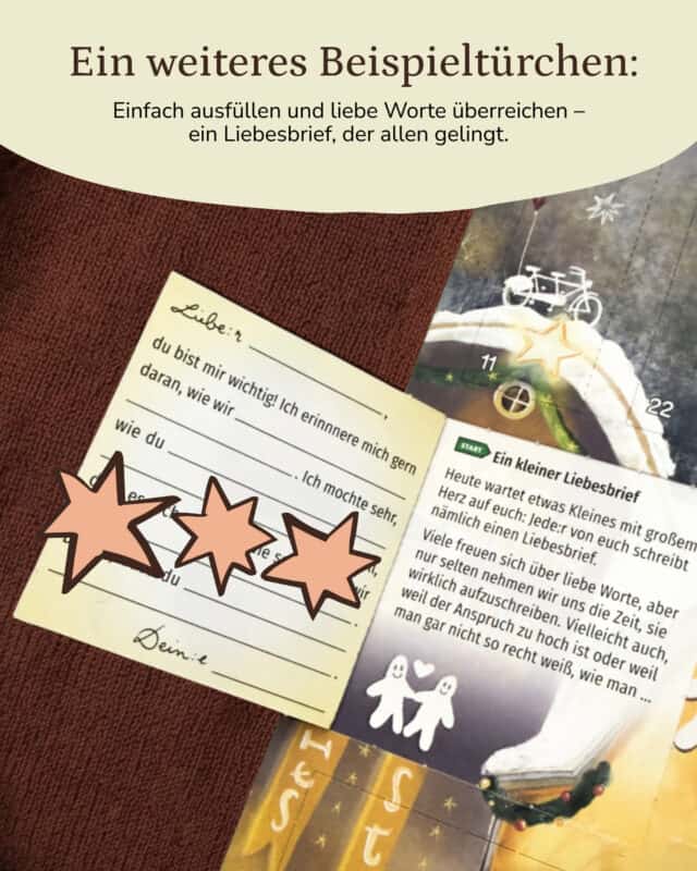 Auf braunem Strickstoff liegt ein vorgedruckter Lückenbrief des PaarMinuten Adventskalenders 2026 mit Zeilen zum Ausfüllen: „Liebe:r … du bist mir wichtig! Ich erinnere mich gern daran, wie wir …“, verziert mit drei rosa Sternen; daneben das aufgeschlagene Türchen mit dem Text „Ein kleiner Liebesbrief“ und der Kalenderillustration mit Tandem und Türchennummern. Eingeblendet: „Ein weiteres Beispieltürchen: Einfach ausfüllen und liebe Worte überreichen – ein Liebesbrief, der allen gelingt.“