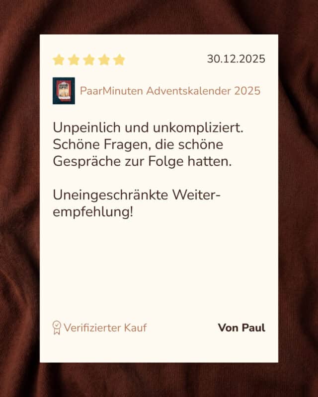 Grafik einer Kundenbewertung als cremefarbene Karte vor rostbraunem Strickstoff: oben links fünf gelbe Sterne, oben rechts das Datum 30.12.2025, darunter ein kleines Vorschaubild des roten Kalenders mit hellem Etikett neben dem Produktnamen „PaarMinuten Adventskalender 2025“. Der Bewertungstext lautet: „Unpeinlich und unkompliziert. Schöne Fragen, die schöne Gespräche zur Folge hatten. Uneingeschränkte Weiterempfehlung!“ Unten links „Verifizierter Kauf“ mit Siegel-Symbol, unten rechts „Von Paul“.