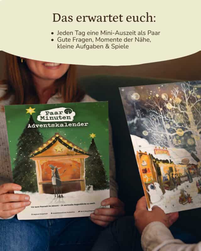 Eine lachende Frau und eine zweite Person sitzen nebeneinander auf einem Sofa und halten je eine Hälfte des PaarMinuten Adventskalenders 2026 in die Kamera – links die grüne Vorderseite mit Weihnachtsmarktbude und Tannen, rechts die Hälfte mit der verschneiten Winterszene. Eingeblendet: „Das erwartet euch: Jeden Tag eine Mini-Auszeit als Paar · Gute Fragen, Momente der Nähe, kleine Aufgaben & Spiele“