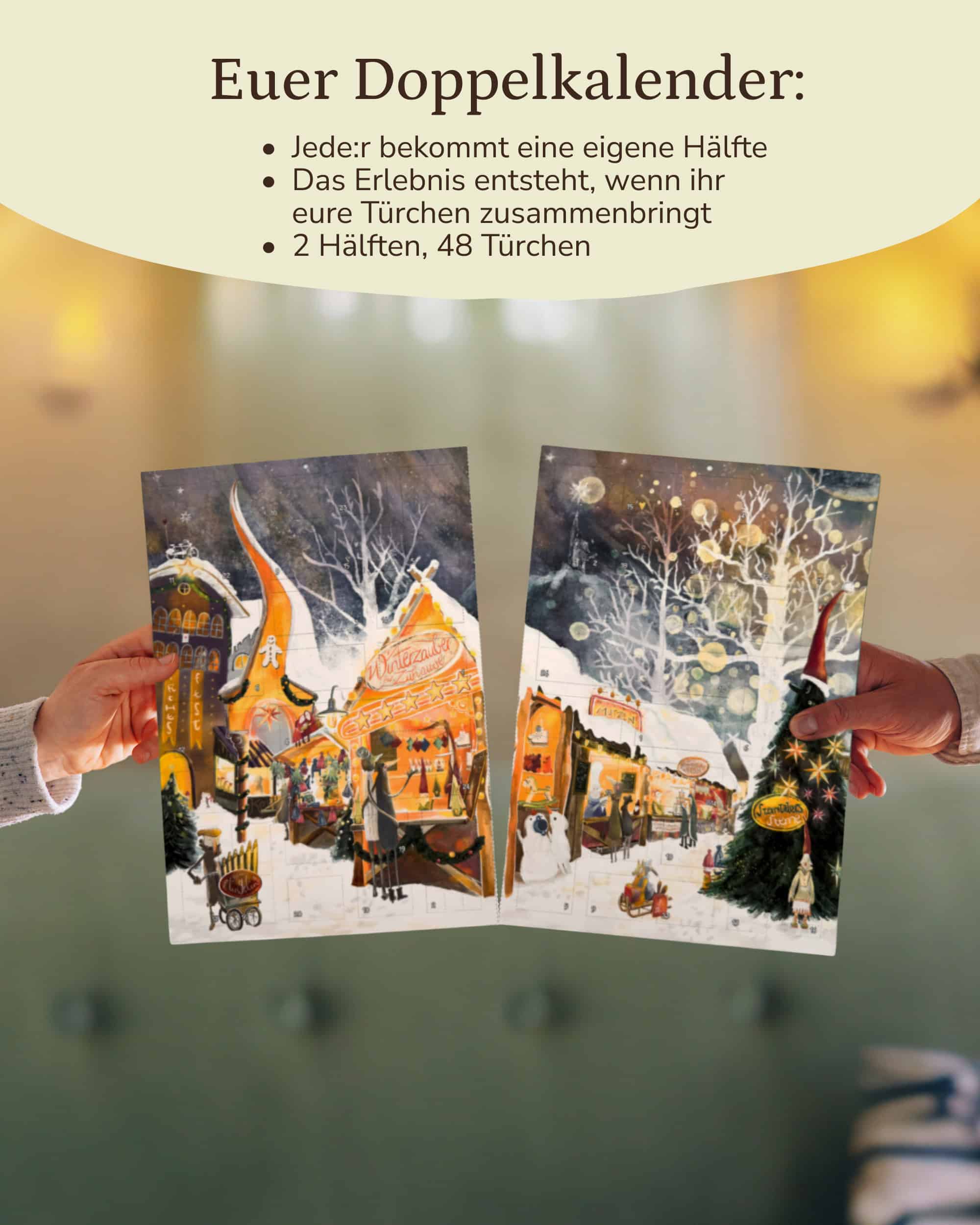 Zwei Hände halten die beiden Hälften des PaarMinuten Adventskalenders 2026 nebeneinander in die Kamera; beide zeigen einen illustrierten Weihnachtsmarkt im Schnee.