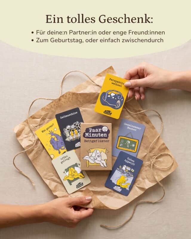 Von oben: die Schachtel PaarMinuten Bettgeflüster auf Kraftpapier, ringsum sechs Fragekarten in Gelb, Violett und Blau mit den Kategorien Perspektivwechsel, Zeitmaschine, Wie gerne, Offen gefragt, Gemeinsamer Nenner und Guten Appetit; zwei Hände greifen ins Bild. Eingeblendet: „Ein tolles Geschenk: Für deine:n Partner:in oder enge Freund:innen · Zum Geburtstag, oder einfach zwischendurch“