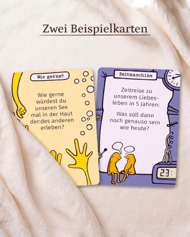 Zwei Fragekarten aus PaarMinuten Bettgeflüster auf heller Bettwäsche: eine gelbe Karte „Wie gerne?“ und eine violette Karte „Zeitmaschine“ mit einer Frage zum Liebesleben in fünf Jahren
