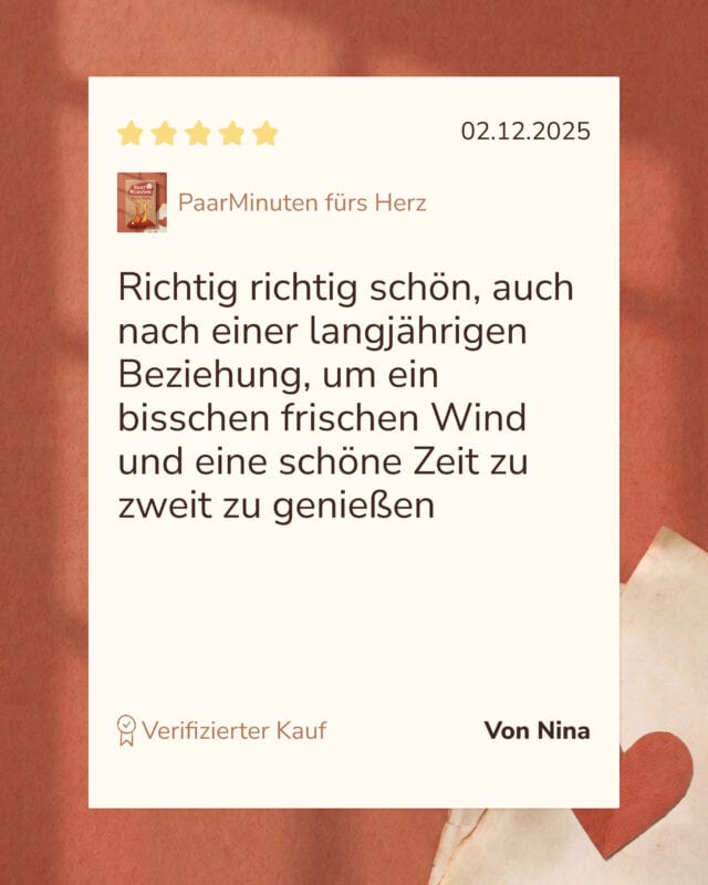 Grafik einer Kundenbewertung mit fünf gelben Sternen zu PaarMinuten fürs Herz: „Richtig richtig schön, auch nach einer langjährigen Beziehung, um ein bisschen frischen Wind und eine schöne Zeit zu zweit zu genießen“ von Nina, verifizierter Kauf