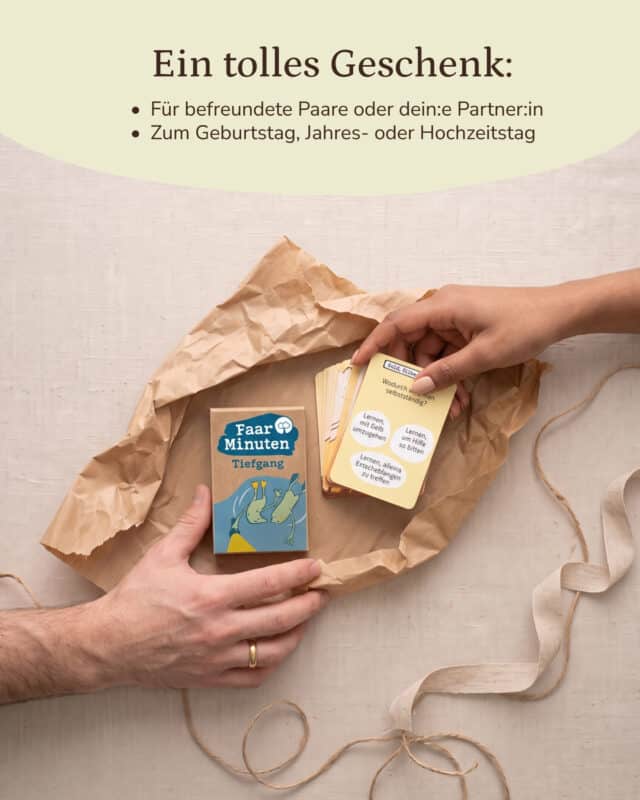 Von oben: zwei Hände legen die Schachtel PaarMinuten Tiefgang und einen aufgefächerten Stapel hellgelber Karten der Kategorie „Bock drauf?“ auf zerknittertes Kraftpapier, daneben ein helles Geschenkband. Eingeblendet: „Ein tolles Geschenk: Für befreundete Paare oder dein:e Partner:in · Zum Geburtstag, Jahres- oder Hochzeitstag“