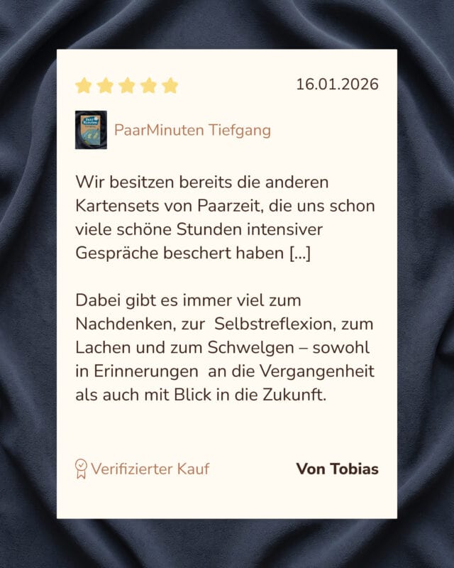 Grafik einer Kundenbewertung mit fünf gelben Sternen zu PaarMinuten Tiefgang: Die Karten böten „viel zum Nachdenken, zur Selbstreflexion, zum Lachen und zum Schwelgen“ – von Tobias, verifizierter Kauf