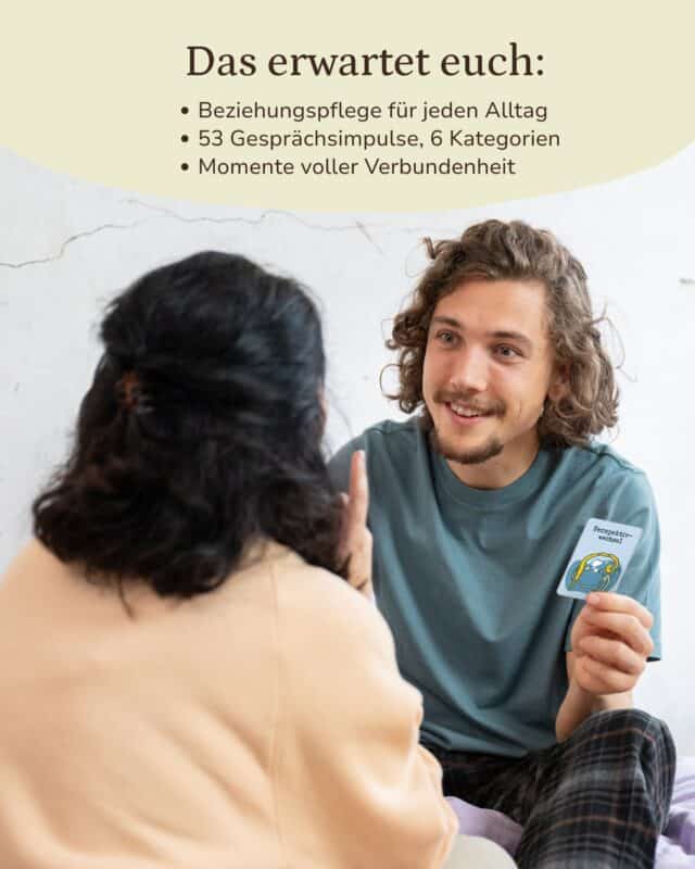 Ein Paar sitzt vor einer hellen Wand: Der Mann im petrolfarbenen Shirt lächelt und hält eine hellblaue Karte der Kategorie „Perspektivwechsel“, ihm gegenüber die Partnerin von hinten im apricotfarbenen Sweater. Eingeblendet: „Das erwartet euch: Beziehungspflege für jeden Alltag · 53 Gesprächsimpulse, 6 Kategorien · Momente voller Verbundenheit“