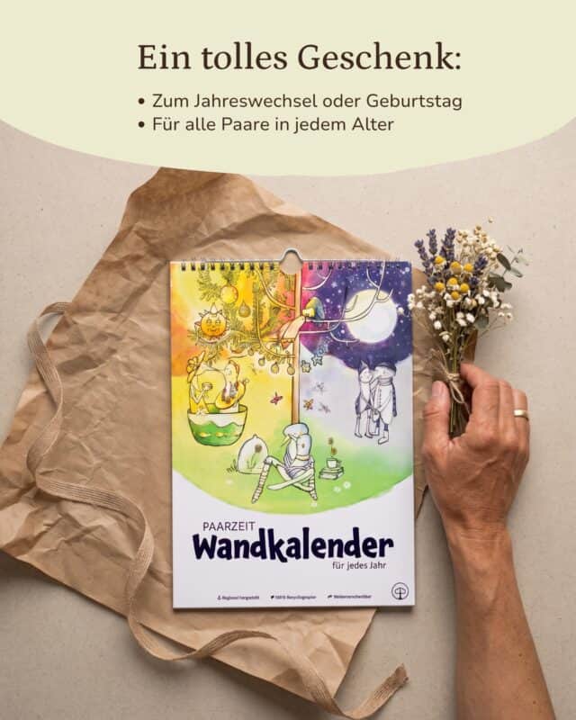 Von oben: das Titelblatt des Paarzeit Wandkalenders mit aquarellierter Jahreszeiten-Illustration und Spiralbindung liegt auf Kraftpapier, daneben hält eine Hand einen Trockenblumenstrauß. Eingeblendet: „Ein tolles Geschenk: Zum Jahreswechsel oder Geburtstag · Für alle Paare in jedem Alter“
