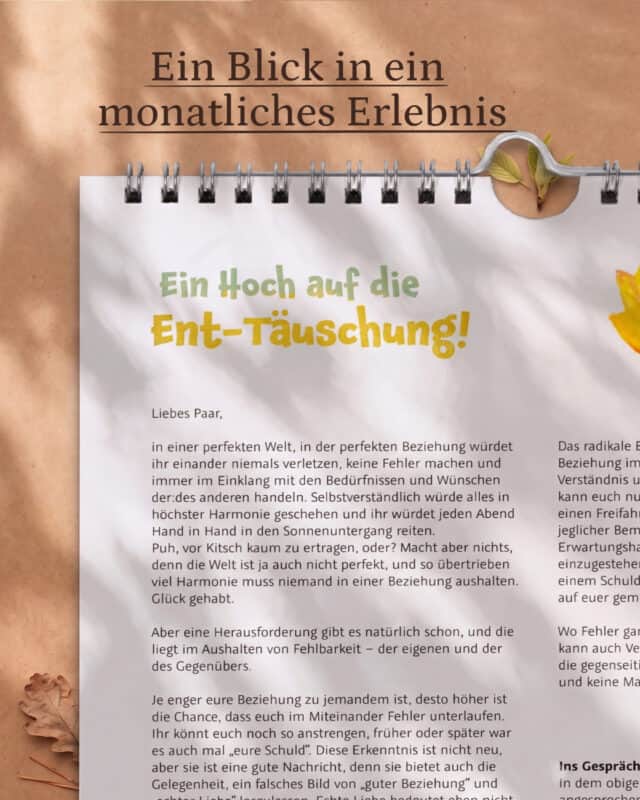 Aufgeschlagene Textseite des Paarzeit Wandkalenders mit der Überschrift „Ein Hoch auf die Ent-Täuschung!“ und einem längeren Text an das Paar, daneben Herbstlaub auf Kraftpapier