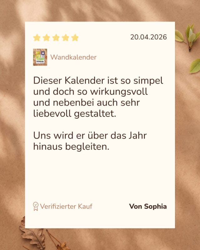 Grafik einer Kundenbewertung mit fünf gelben Sternen zum Wandkalender: „Dieser Kalender ist so simpel und doch so wirkungsvoll und nebenbei auch sehr liebevoll gestaltet.“ von Sophia, verifizierter Kauf