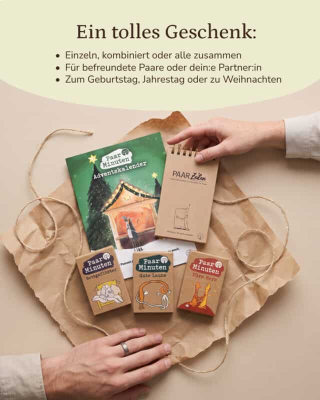 Zwei Hände legen auf zerknittertem Packpapier mit Paketschnur die fünf Produkte des Pakets zurecht: den grünen PaarMinuten Adventskalender, den PaarZeilen-Block und die Schachteln PaarMinuten Bettgeflüster, Gute Laune und Fürs Herz. Eingeblendet: „Ein tolles Geschenk: Einzeln, kombiniert oder alle zusammen. Für befreundete Paare oder dein:e Partner:in. Zum Geburtstag, Jahrestag oder zu Weihnachten.“
