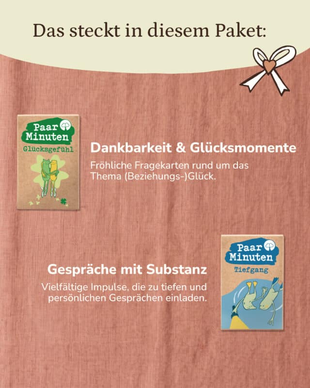 Auf altrosa Leinen liegen die Schachteln PaarMinuten Glücksgefühl und PaarMinuten Tiefgang, daneben je ein kurzer Text; rechts oben eine gezeichnete Schleife mit Herz. Eingeblendet: „Das steckt in diesem Paket: Dankbarkeit & Glücksmomente. Fröhliche Fragekarten rund um das Thema (Beziehungs-)Glück. Gespräche mit Substanz. Vielfältige Impulse, die zu tiefen und persönlichen Gesprächen einladen.“