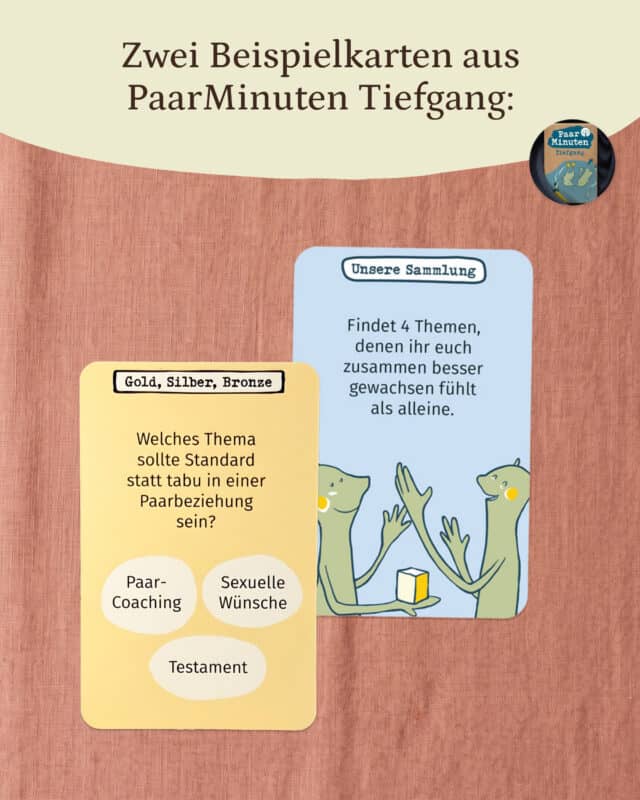 Zwei Fragekarten aus PaarMinuten Tiefgang auf altrosa Leinen: eine gelbe Karte „Gold, Silber, Bronze“ mit „Welches Thema sollte Standard statt tabu in einer Paarbeziehung sein?“ und den Antworten Paar-Coaching, Sexuelle Wünsche und Testament und eine hellblaue Karte „Unsere Sammlung“ mit „Findet 4 Themen, denen ihr euch zusammen besser gewachsen fühlt als alleine.“ Oben rechts ein rundes Bild der Schachtel. Eingeblendet: „Zwei Beispielkarten aus PaarMinuten Tiefgang:“