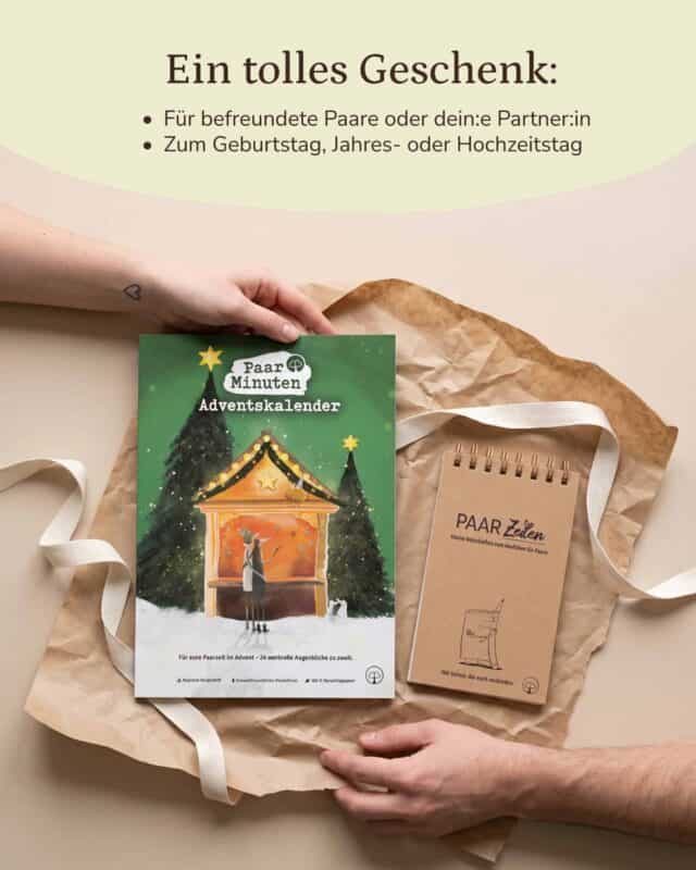 Zwei Hände halten den PaarMinuten Adventskalender 2026 und den Block PaarZeilen nebeneinander auf zerknittertem Packpapier mit cremefarbenem Band. Eingeblendet: „Ein tolles Geschenk: Für befreundete Paare oder dein:e Partner:in. Zum Geburtstag, Jahres- oder Hochzeitstag.“