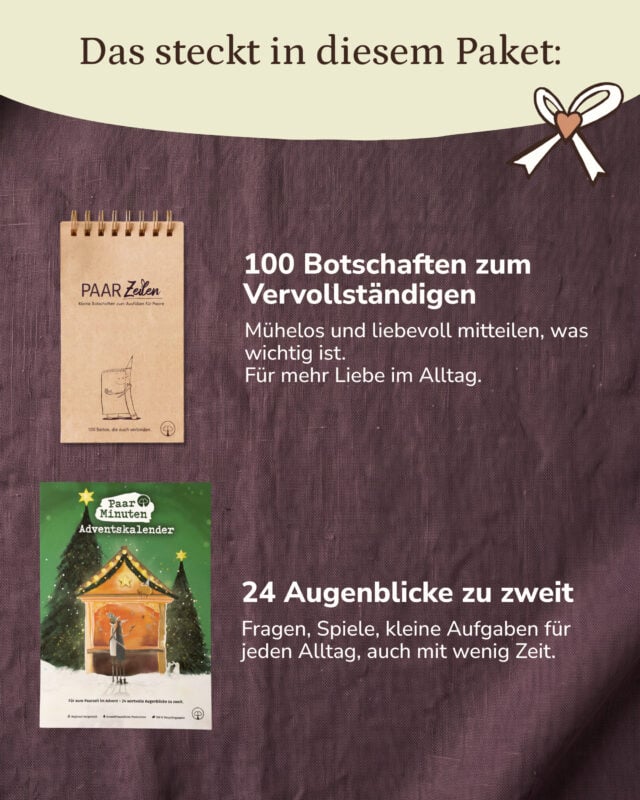Auf violettem Leinen liegen untereinander der Block PaarZeilen und der grüne PaarMinuten Adventskalender 2026, daneben je ein kurzer Text. Eingeblendet: „Das steckt in diesem Paket: 100 Botschaften zum Vervollständigen. Mühelos und liebevoll mitteilen, was wichtig ist. Für mehr Liebe im Alltag. 24 Augenblicke zu zweit. Fragen, Spiele, kleine Aufgaben für jeden Alltag, auch mit wenig Zeit.“