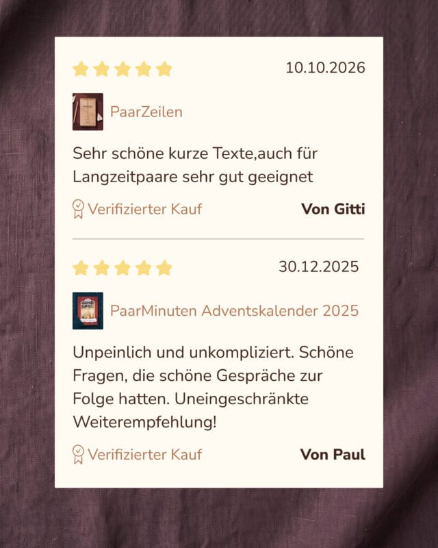 Zwei Kundenbewertungen mit je fünf Sternen auf einer hellen Karte vor violettem Leinen. Gitti, 10.10.2026, PaarZeilen: „Sehr schöne kurze Texte,auch für Langzeitpaare sehr gut geeignet“. Paul, 30.12.2025, PaarMinuten Adventskalender 2025: „Unpeinlich und unkompliziert. Schöne Fragen, die schöne Gespräche zur Folge hatten. Uneingeschränkte Weiterempfehlung!“ Beide als verifizierter Kauf gekennzeichnet.
